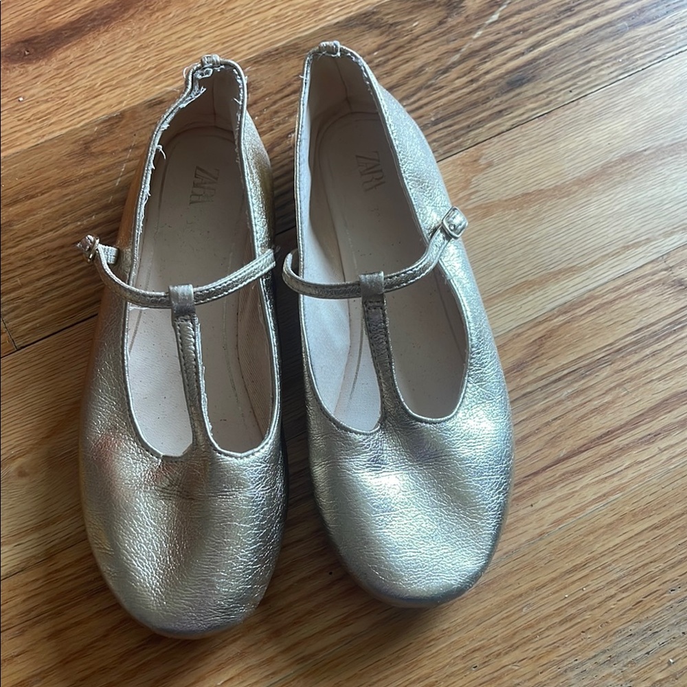 Girl’s Zara Golden Flats -Size  (32)/ US 1